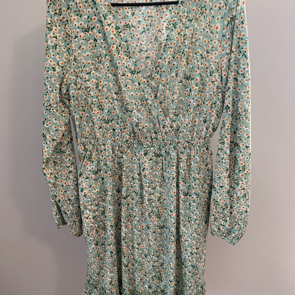 Davi & Dani Floral Dress - Picture 5 of 16